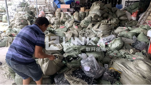 东莞向日葵成人网站正负极回收案例—19年11月6日东莞向日葵黄片下载回收现场